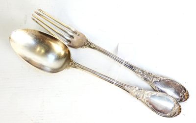 deux cuillères et une fourchette en argent sur une table