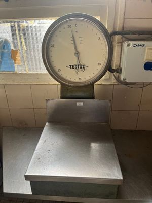 une photo d'une balance de cuisine près d'une fenêtre