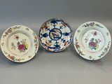 trois assiettes à motifs floraux posées sur une table