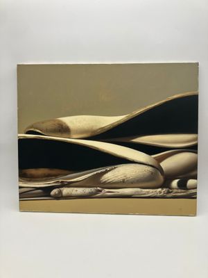 une image représentant une peinture d'une photo en noir et blanc montrant une pile de papiers
