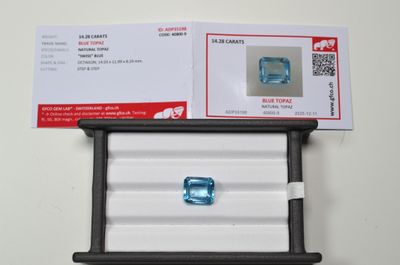 Une topaze couleur "Bleu Suisse", facettée taille émeraude, …
