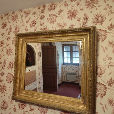 Miroir dans un cadre en stuc doré 73 x 88