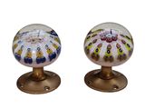 une paire de poignées de porte en verre et en laiton ornées de motifs colorés