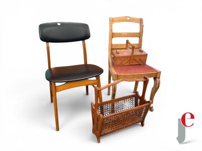 deux chaises et une table sur laquelle est posé un panier