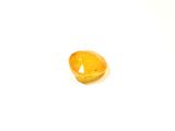 un gros plan d'une pierre jaune sur une surface blanche