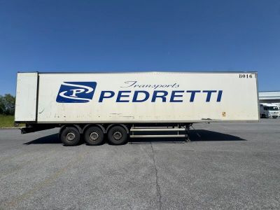 une photo d'un semi-remorque garé sur un parking