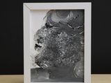 une photo en noir et blanc du visage d'une femme dans un cadre blanc
