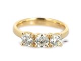 une bague en or sertie de trois diamants