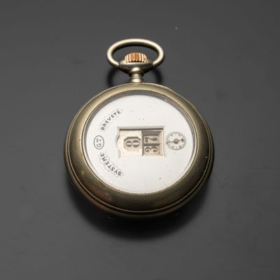 une montre de poche en or avec un cadran blanc sur fond noir