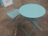 deux chaises et une table posées à même le sol dans un entrepôt