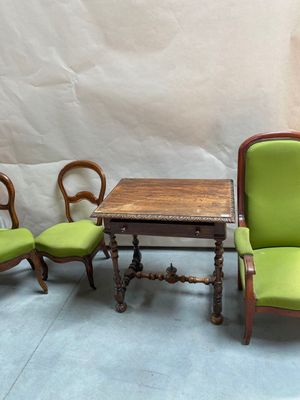 trois chaises et une table dans une pièce avec un fond blanc