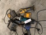 un tas d'outils électriques posés par terre à côté d'un câble d'alimentation