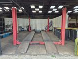 un grand garage contenant beaucoup de matériel