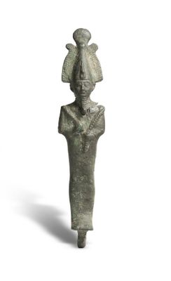 l'image d'une statue de femme avec un chapeau sur la tête