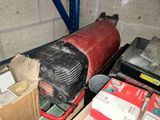un extincteur rouge posé à côté d'une pile de cartons