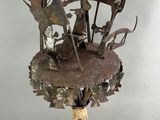 une photo représentant une sculpture d'oiseau posée sur une souche d'arbre