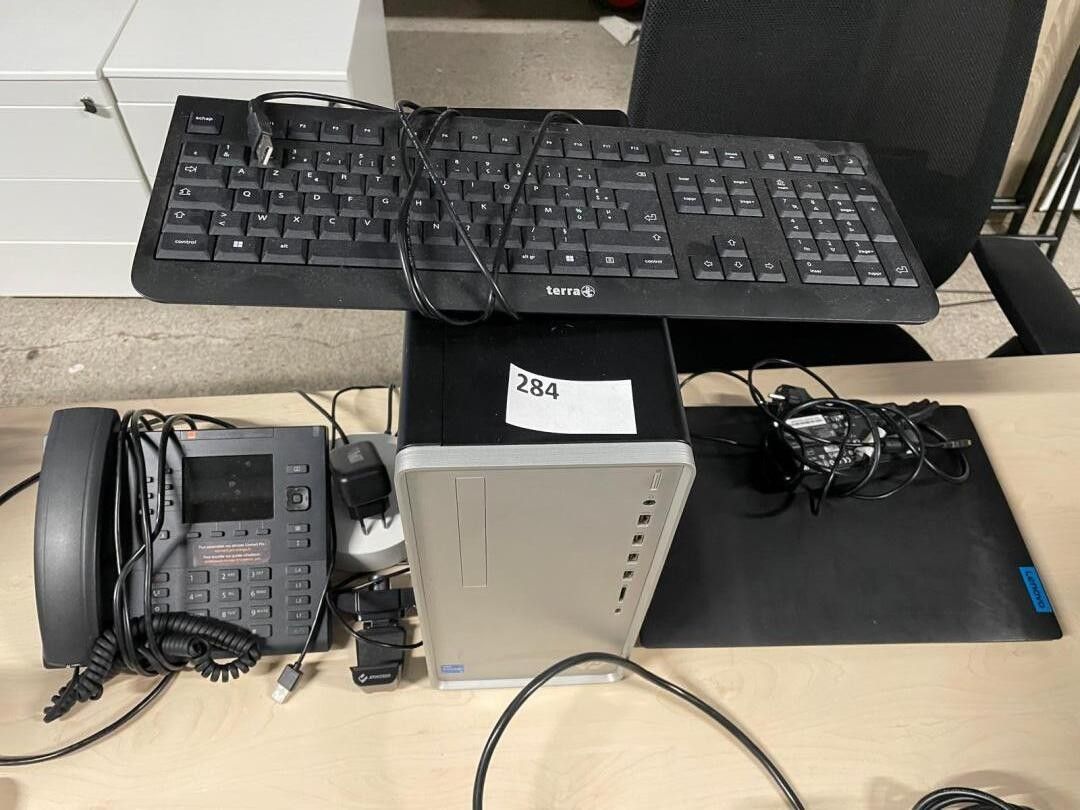 Un ordinateur portable LENOVO, un tour de marque HP, un télé…