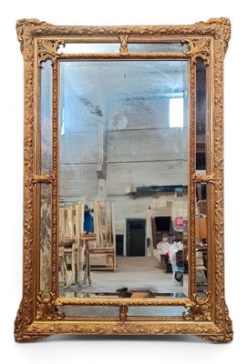 un grand miroir accroché au mur