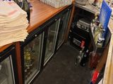 un bar sur lequel sont posées de nombreuses bouteilles et verres
