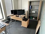 une image représentant un bureau avec un bureau et deux écrans