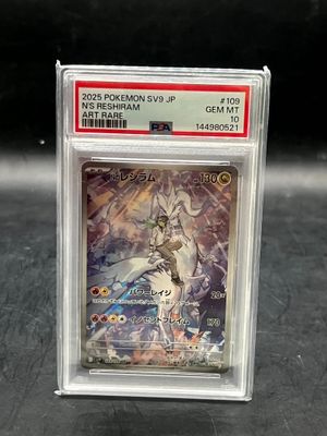 gros plan d'une carte pokemon dans un étui en plastique