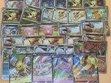 beaucoup de cartes pokemon sur la table