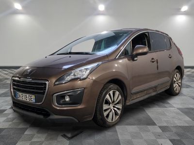 Une voiture marron est garée dans une pièce au sol à carreaux.