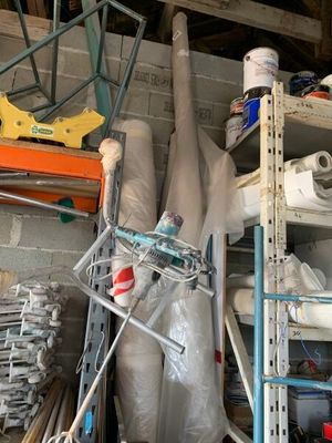 un gros tas d'objets divers dans un garage