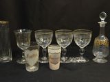 de nombreux verres à vin et une carafe posés sur une table