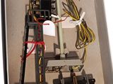 une boîte contenant tout un tas de fils électriques et de câbles