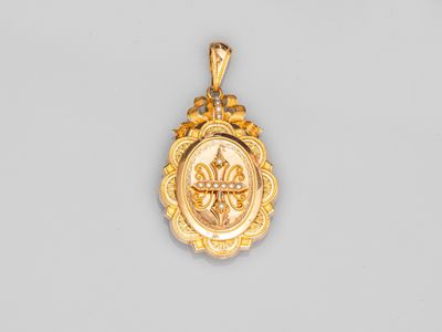 une image représentant un pendentif en or orné d'une couronne