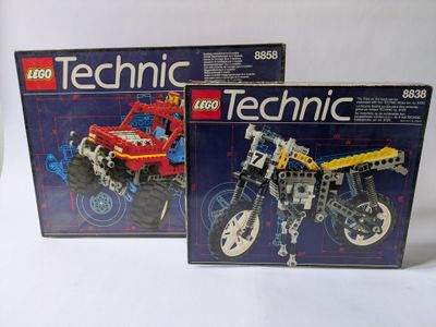 deux lego technics sont posés côte à côte sur une surface blanche