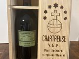 une boîte en bois ouverte contenant une bouteille de vin