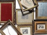 a lot of picture frames that are on the wall