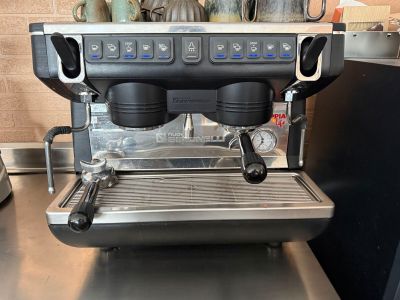 une machine à café posée sur un comptoir