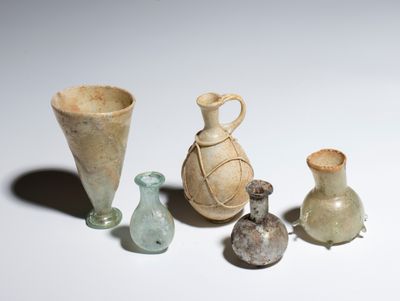 ENSEMBLE DE 5 VERRES ROMAINS Verre, irisations H. max. 9 cm …