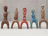 plusieurs figurines en bois de formes et de tailles variées, exposées dans une vitrine