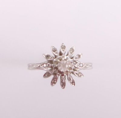 un gros plan d'une bague en argent ornée d'un motif floral