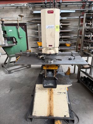 l'image d'une machine qui travaille sur une feuille de papier