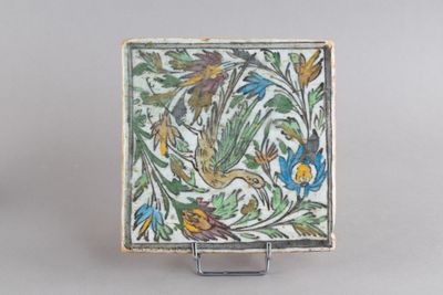 une photo d'un carrelage orné d'oiseaux et de fleurs