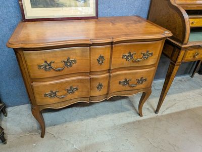 une photo d'une commode surmontée d'un miroir