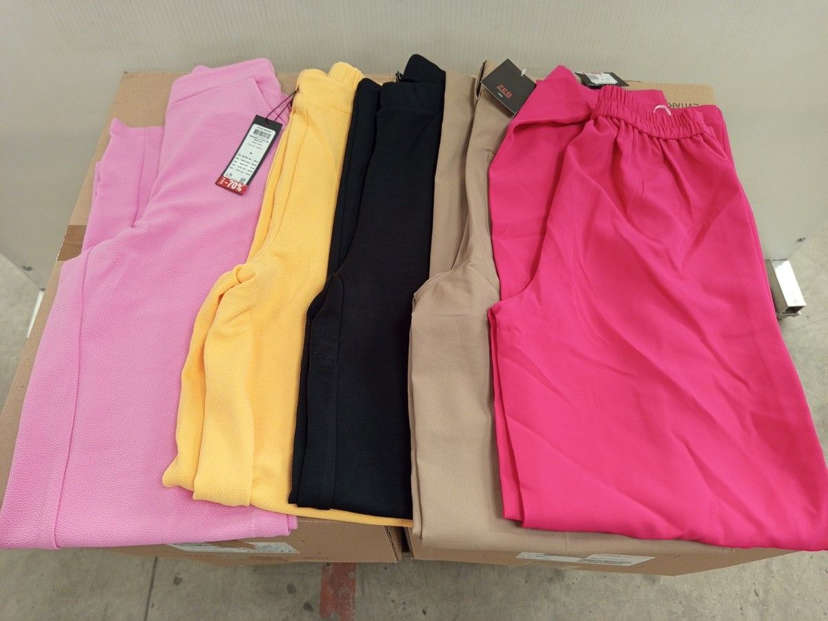 Lot de 50 pantalons (très grande variété de modèle) - pour femmes - 100% marques - Neuf, avec étiquette - 2 cartons