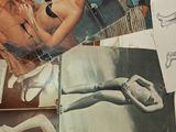 de nombreuses photos d'une femme en bikini allongée sur un lit
