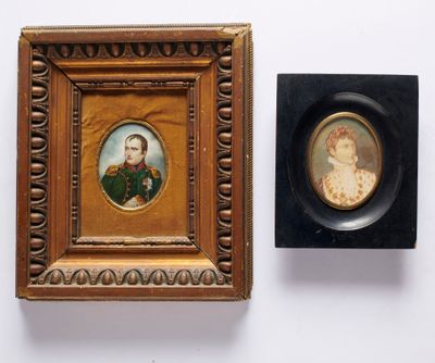deux portraits encadrés représentant un homme et une femme, dans un cadre en bois