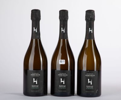 trois bouteilles de vin posées l'une à côté de l'autre sur une table