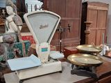 une balance posée sur une commode dans une pièce