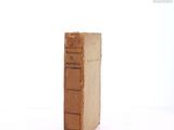 un livre posé sur une table