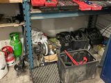 de nombreux outils posés sur une étagère dans un garage