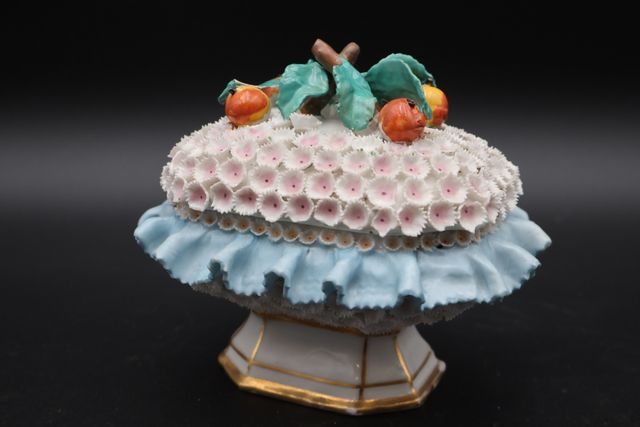 Coffret en porcelaine à décor de fleurs (accidents), joint une so...