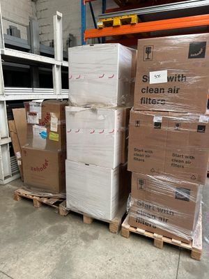une pile de boîtes sur une palette dans un entrepôt
